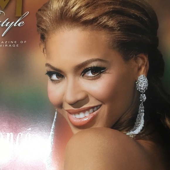 Beyoncé on Cover of M Lifestyle Magazine VOL 3 * ISSUE 3 2005 - Picture 3 of 5